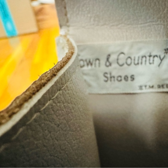 Cream Tote Bag with Textured Pattern and Structured Shape - Picture 6 of 8